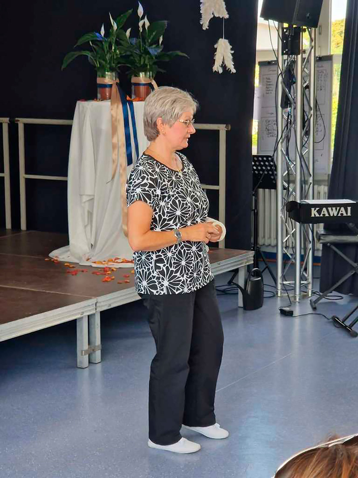 Verabschiedung-Frau-Wirth-auf-der-Bühne
